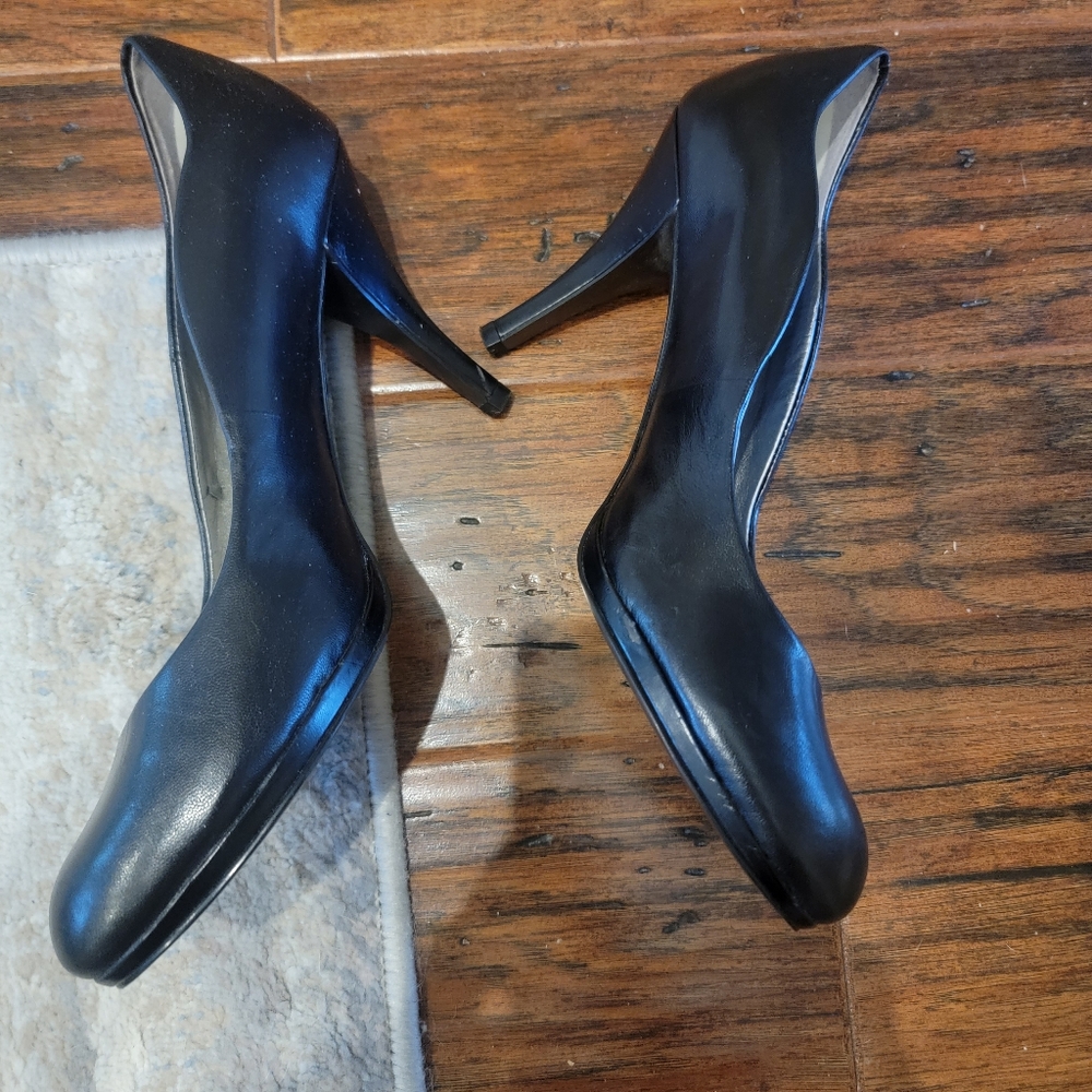 Black heels - Picture 3 of 4